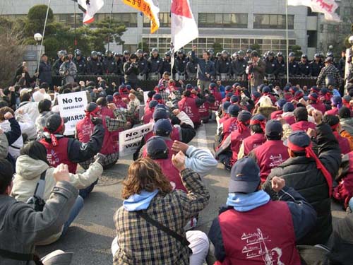 이주노동자들과 연대 동지들이 서울 출입국관리소 입구를 가득 메우고 연행 규탄집회를 하고 있다. 